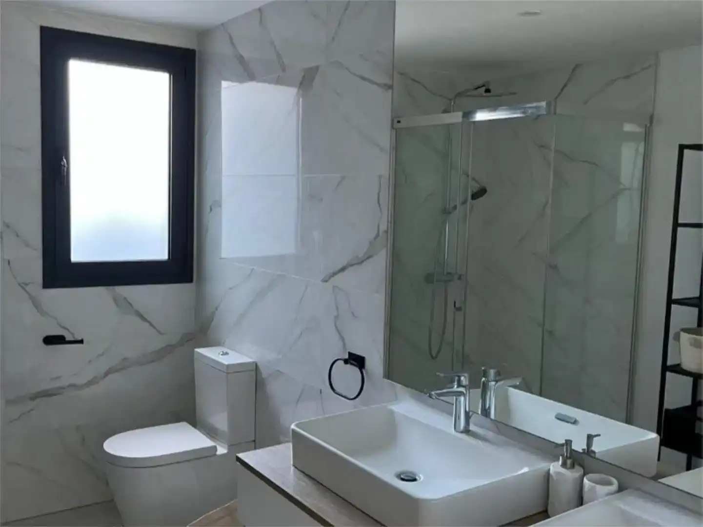Badezimmer von Wohnung zur Miete in Selwo