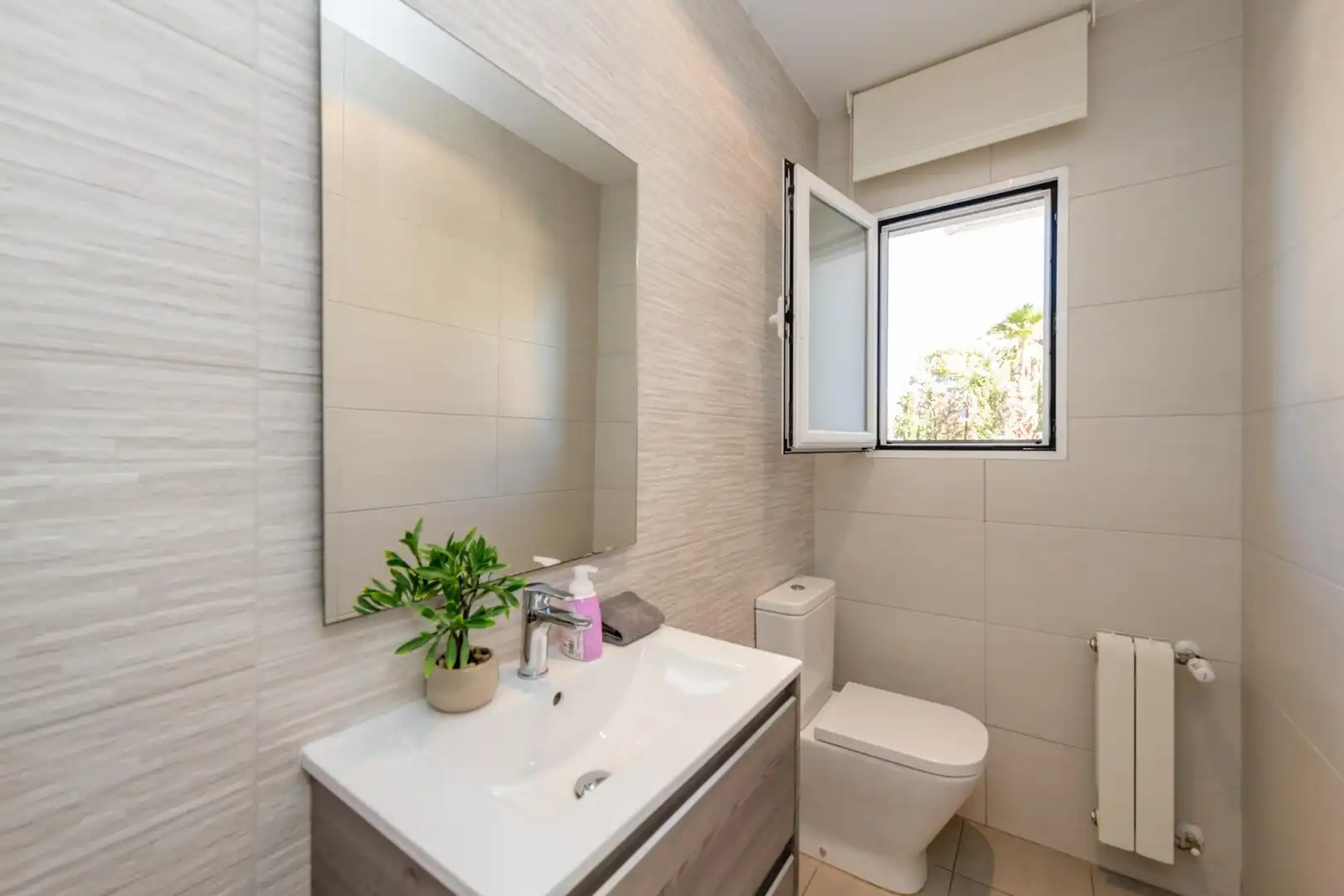 Baño de Casa o chalet en venta en Alicante / Alacant con Aire acondicionado, Calefacción y Jardín privado
