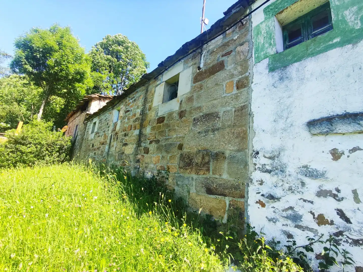 Außenansicht von Einfamilien-Reihenhaus zum Verkauf in Luena  mit Heizung und Privatgarten