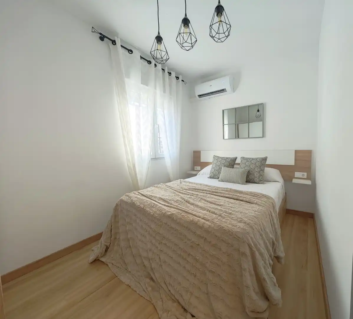 Dormitori de Casa adosada en venda en Hinojosa del Duque amb Aire condicionat, Parquet i Moblat