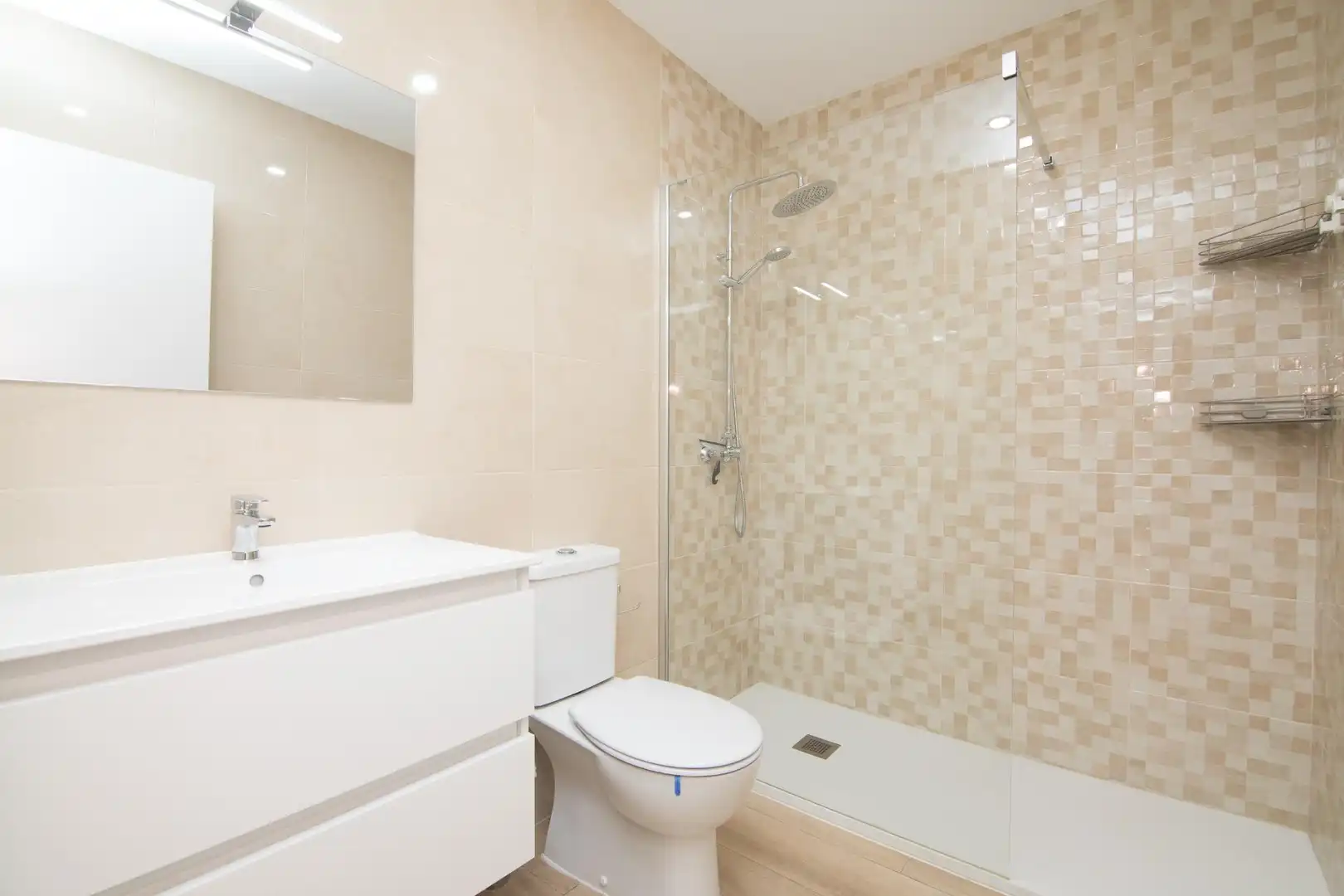 Badezimmer von Erdgeschoss zum Verkauf in Elche / Elx mit Heizung und Terrasse