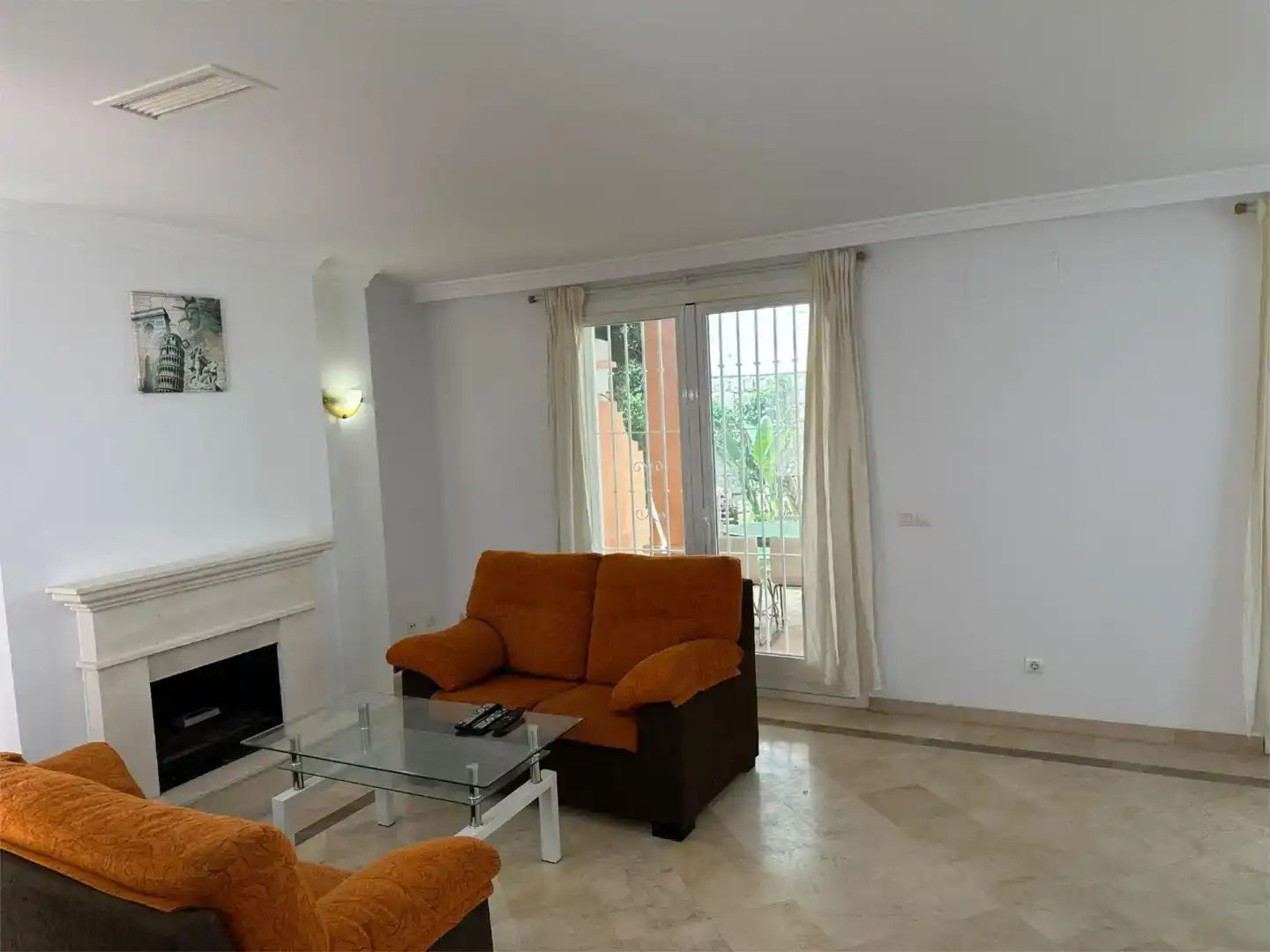 Sala d'estar de Casa adosada de lloguer en Marbella amb Aire condicionat, Piscina i Balcó