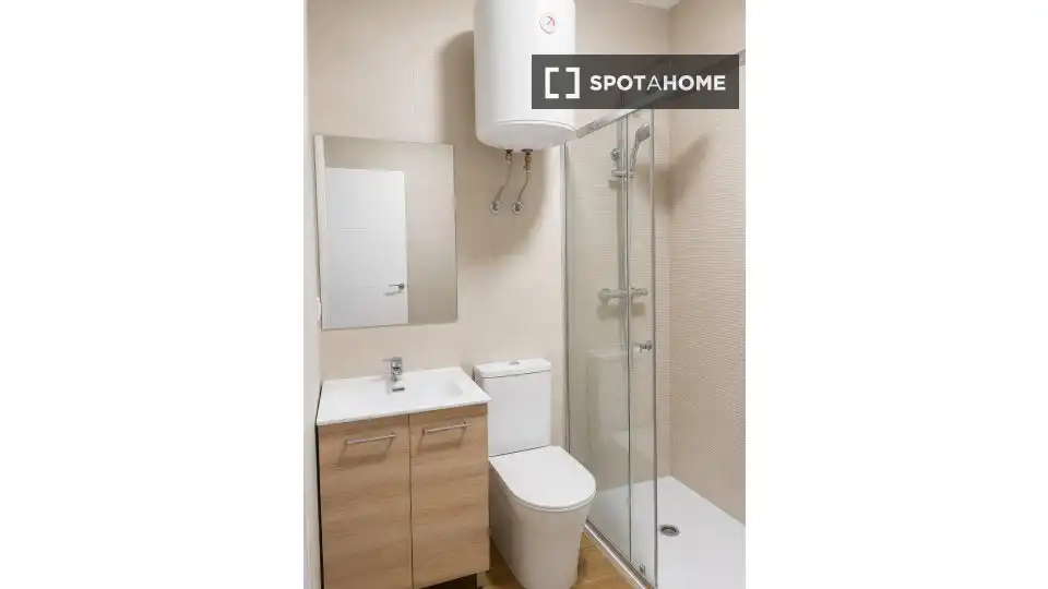 Badezimmer von Wohnung zur Miete in Madrid mit Klimaanlage, Heizung und Möbliert