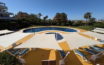 Piscina de Pis en venda en Estepona amb Aire condicionat, Calefacció i Jardí privat