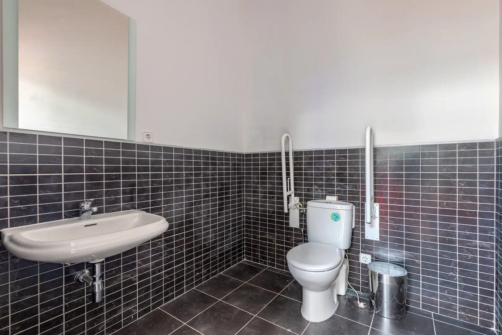 Baño de Local de alquiler en Fuenlabrada con Aire acondicionado y Parquet