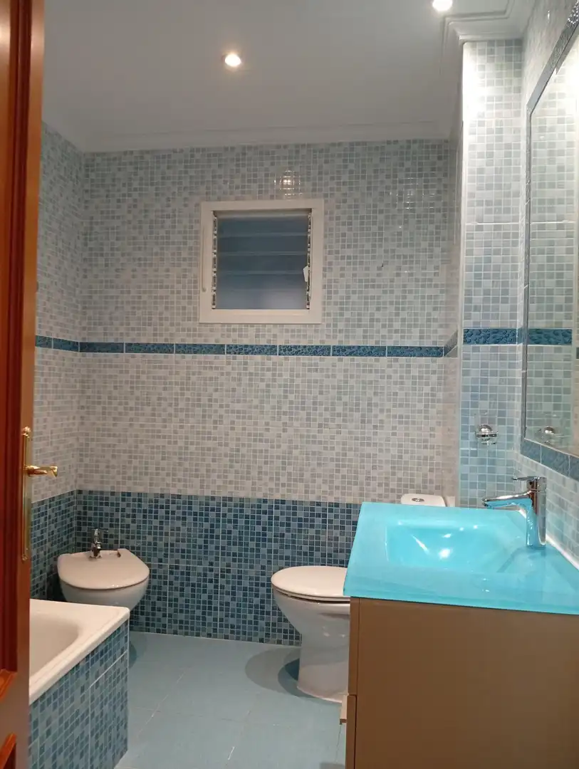 Badezimmer von Wohnung zur Miete in Sevilla mit Klimaanlage, Terrasse und Möbliert