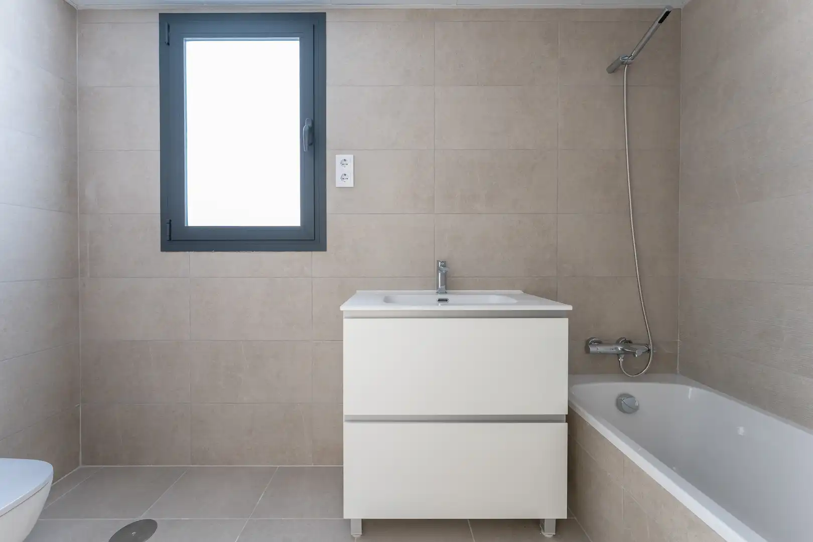 Bathroom of Flat for sale in Málaga  with Parquet flooring, Terrace and Storage room