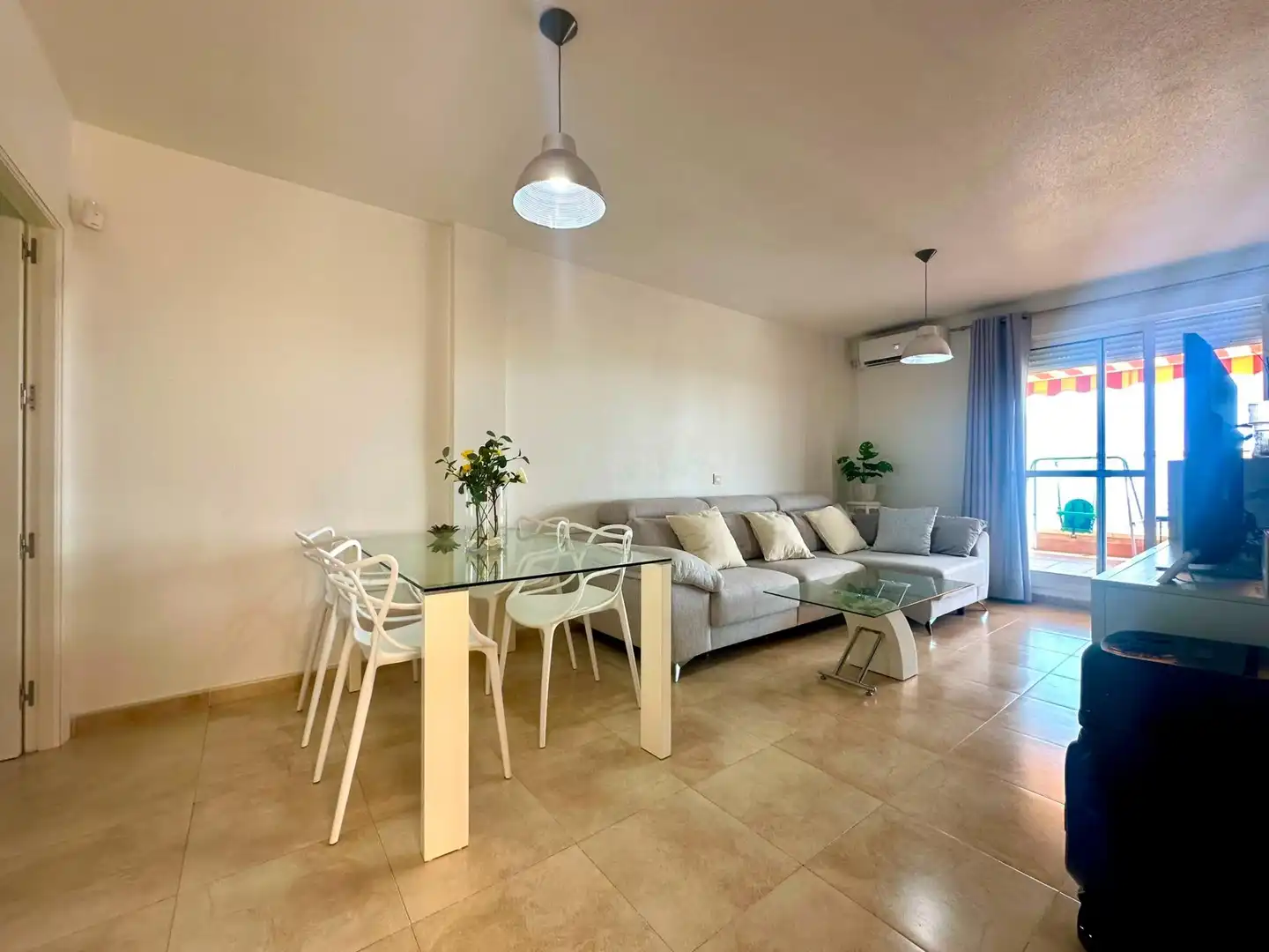Sala d'estar de Pis en venda en Roquetas de Mar amb Aire condicionat i Terrassa