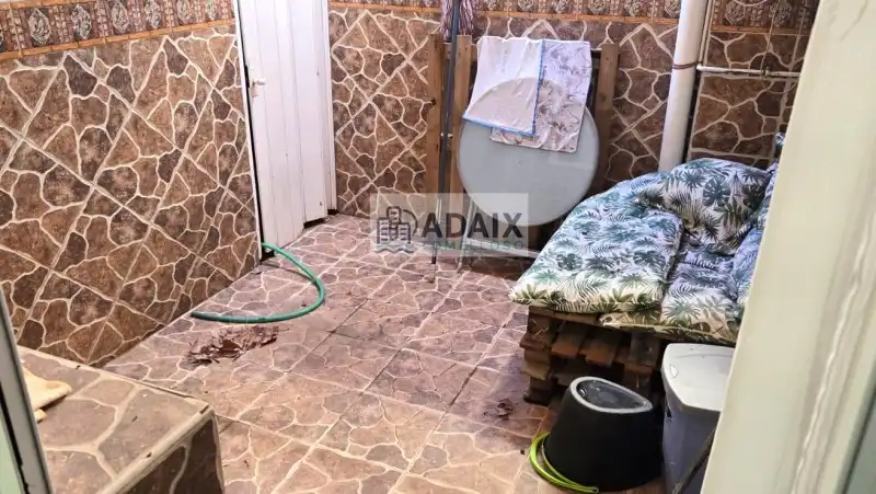Badezimmer von Einfamilien-Reihenhaus zum Verkauf in Tomelloso mit Klimaanlage, Heizung und Möbliert