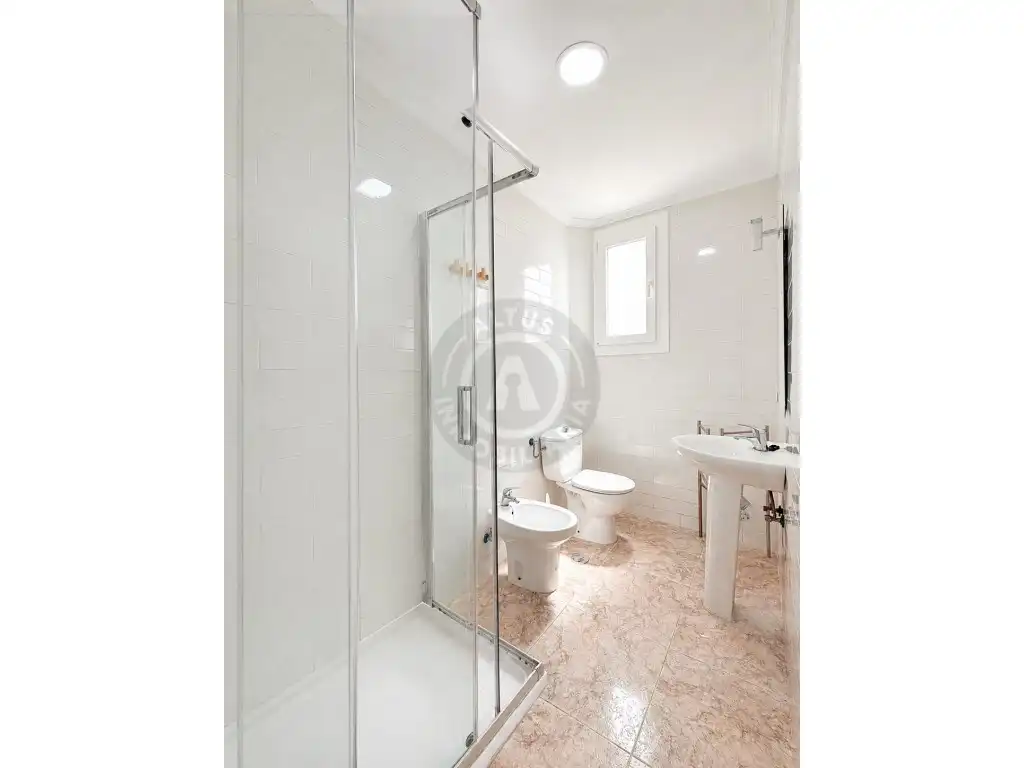 Baño de Piso de alquiler en Cáceres con Amueblado, Lavadora y Microondas