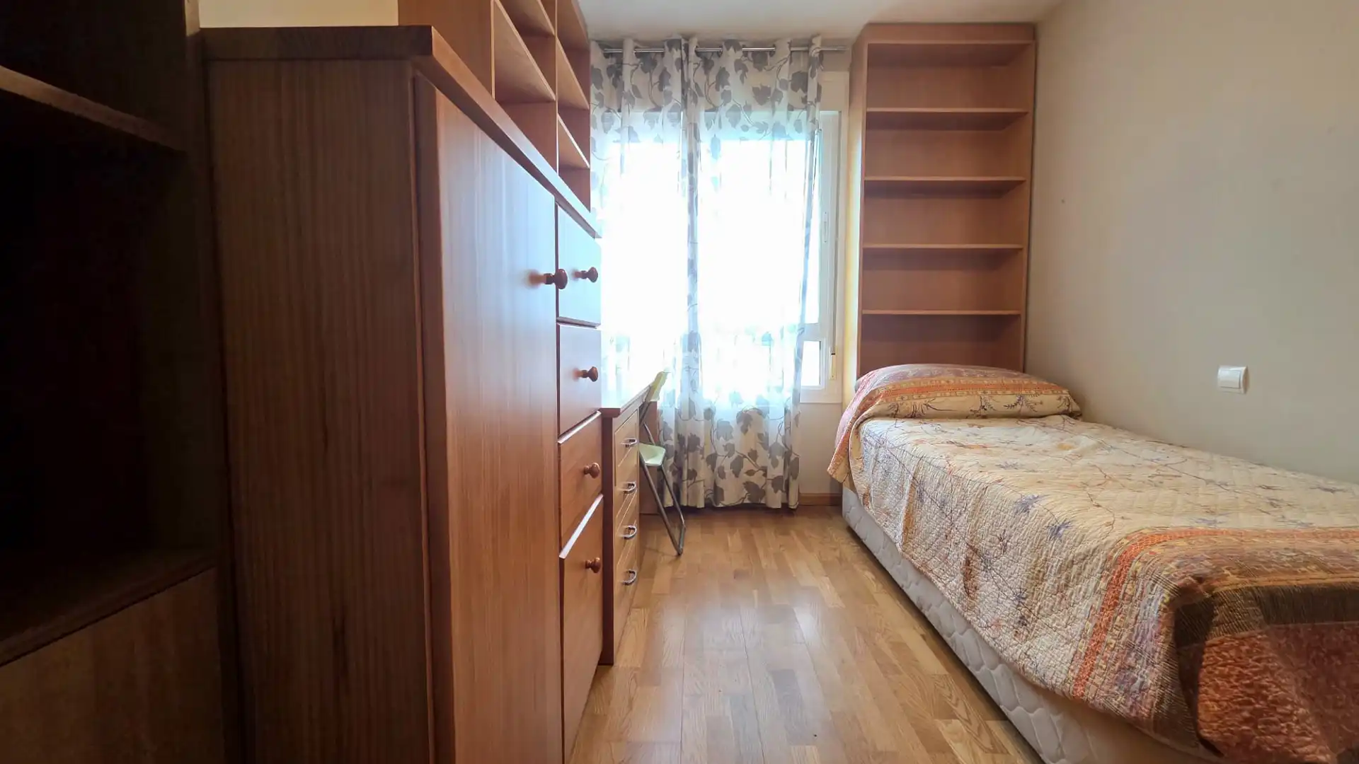 Schlafzimmer von Dachboden zum Verkauf in Fuenlabrada mit Klimaanlage, Heizung und Privatgarten
