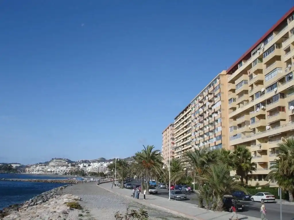Vista exterior de Apartamento de alquiler en Almuñécar con Terraza, Amueblado y Horno