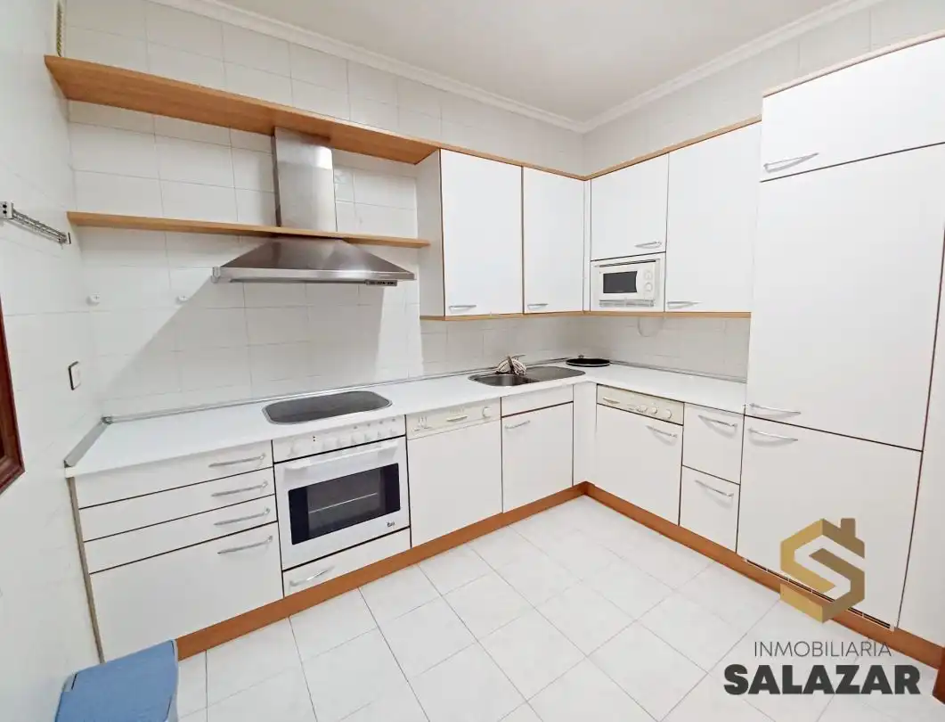 Cuina de Apartament de lloguer en Bilbao  amb Calefacció, Terrassa i Microones