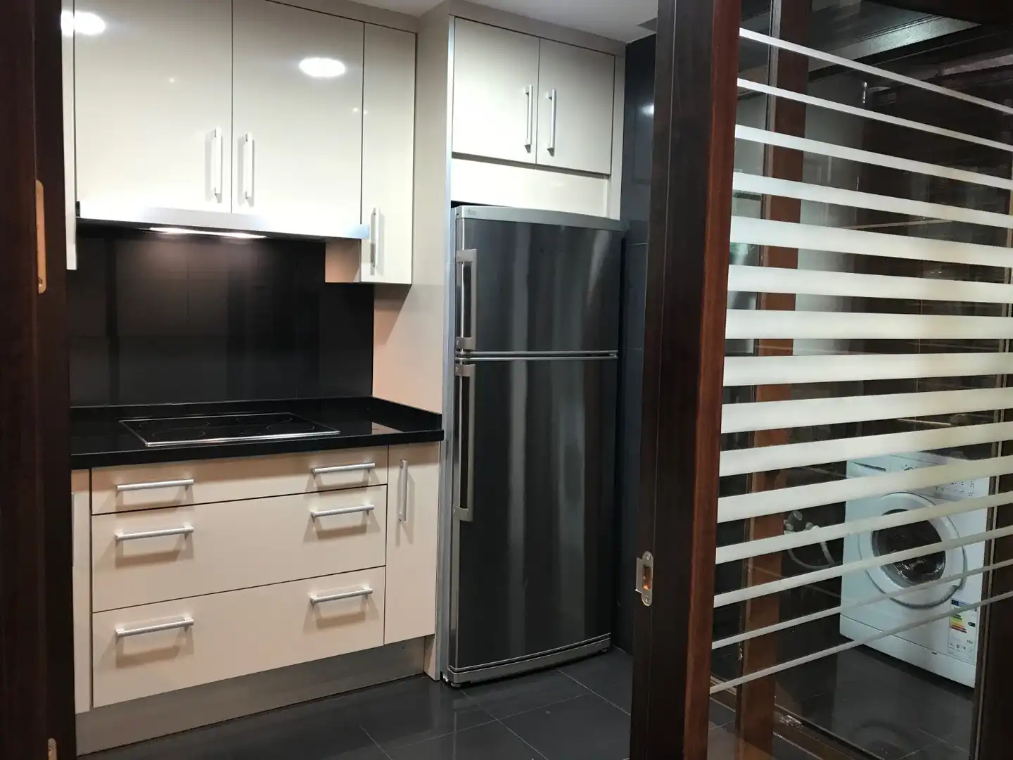 Cuina de Apartament de lloguer en Estepona amb Aire condicionat, Calefacció i Jardí privat