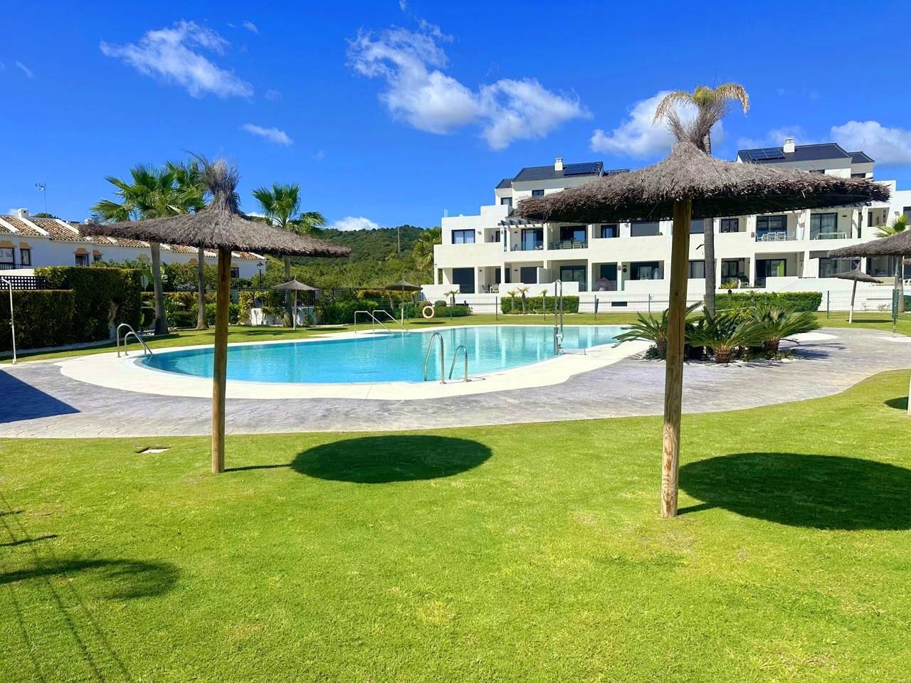 Vista exterior de Àtic en venda en Estepona amb Aire condicionat, Jardí privat i Terrassa