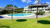 Vista exterior de Àtic en venda en Estepona amb Aire condicionat, Jardí privat i Terrassa