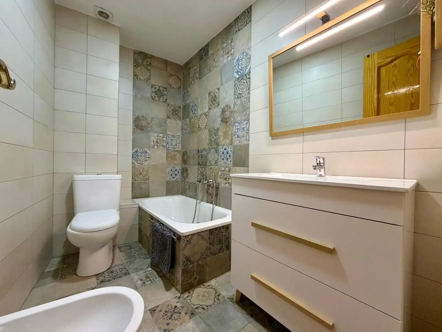 Bathroom of Flat for sale in Granada  with Air Conditioner, Parquet flooring and Balcony