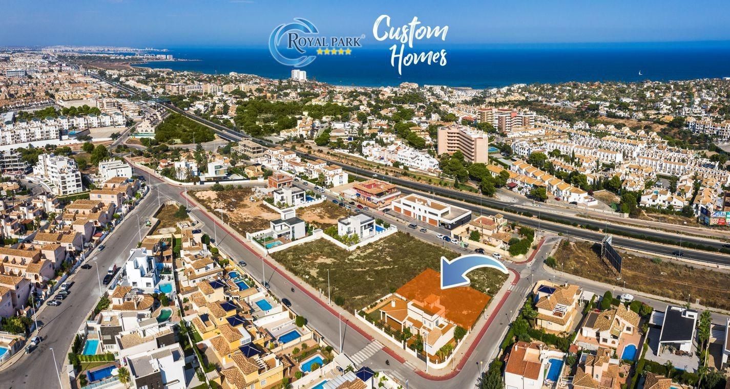 Vista exterior de Casa o xalet en venda en Orihuela amb Aire condicionat, Terrassa i Piscina
