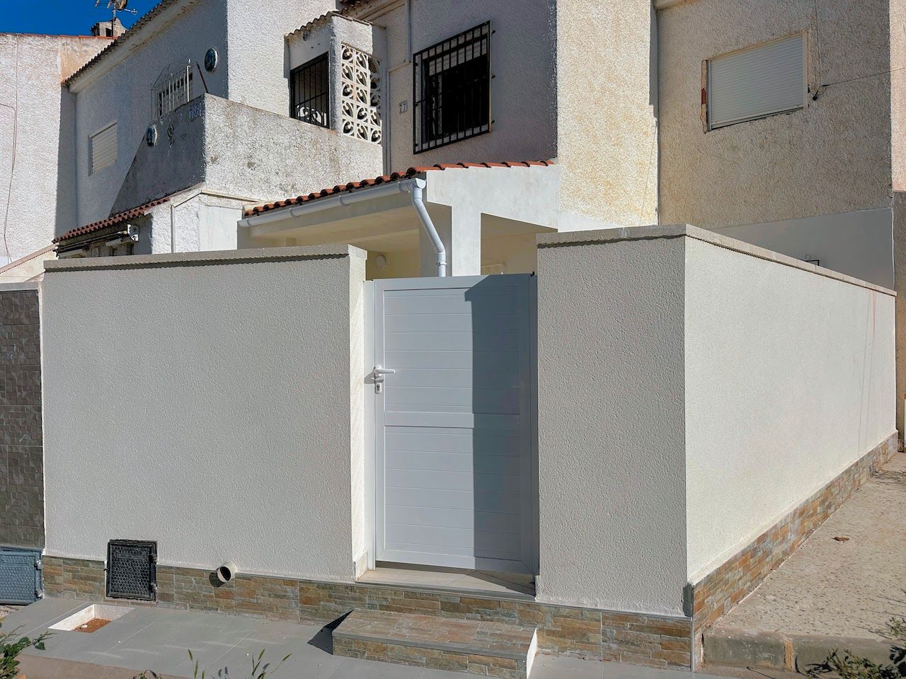 Vista exterior de Casa o xalet en venda en Torrevieja amb Aire condicionat, Terrassa i Moblat