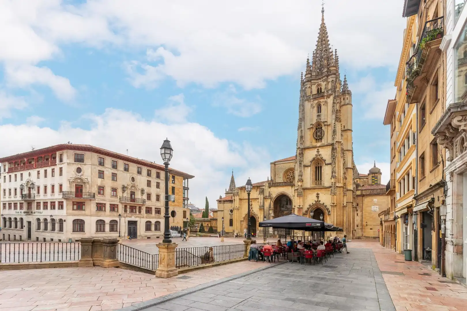 Außenansicht von Wohnung zum Verkauf in Oviedo  mit Heizung, Möbliert und Balkon