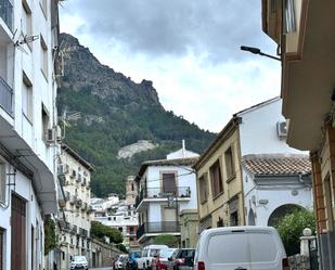 Vista exterior de Pis en venda en Cazorla amb Aire condicionat, Terrassa i Balcó