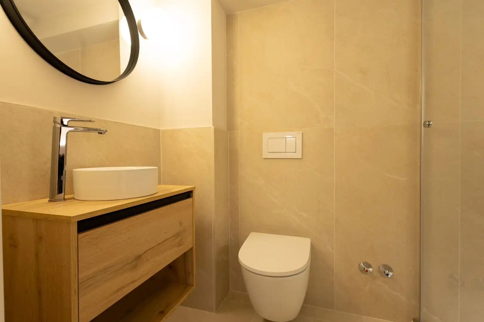 Badezimmer von Wohnung zur Miete in Madrid mit Klimaanlage und Heizung
