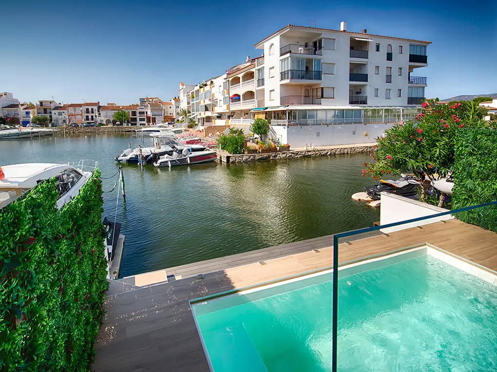 Piscina de Casa adosada en venda en Empuriabrava amb Terrassa, Piscina i Moblat