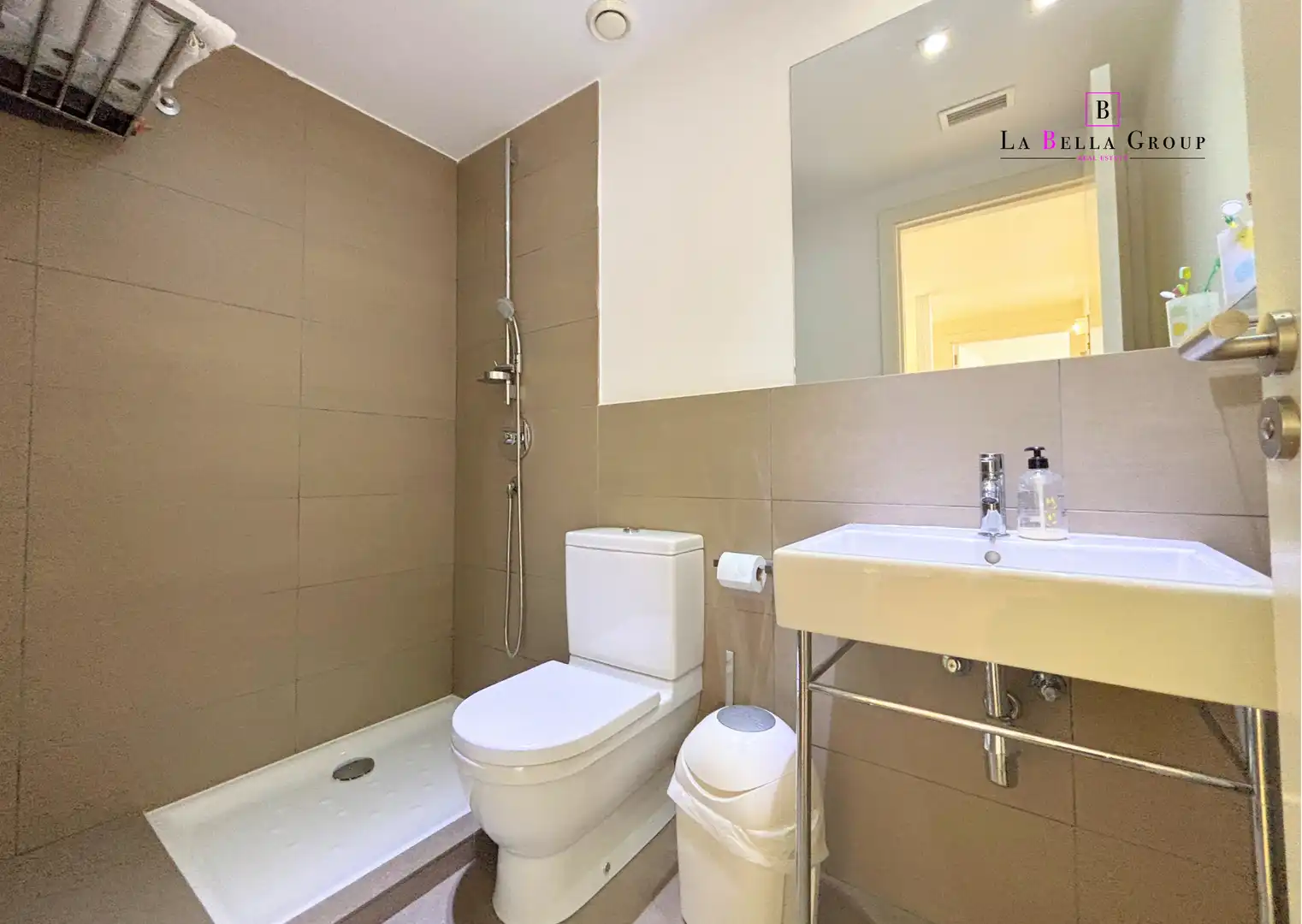 Badezimmer von Einfamilien-Reihenhaus zum Verkauf in Santa Eulària des Riu mit Klimaanlage, Heizung und Parkett
