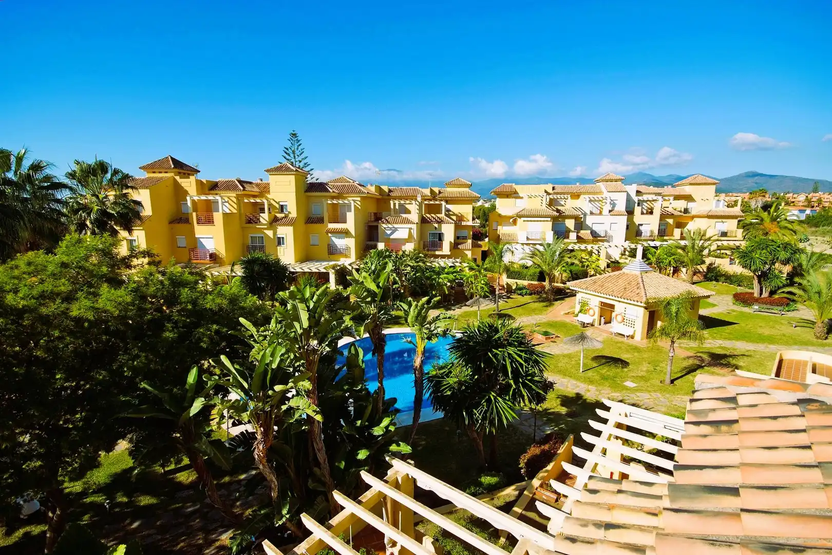 Vista exterior de Casa adosada en venta en Estepona con Aire acondicionado, Calefacción y Jardín privado