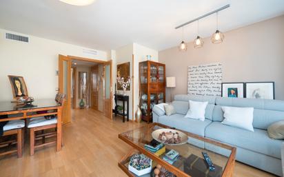 Living room of Flat for sale in  Madrid Capital