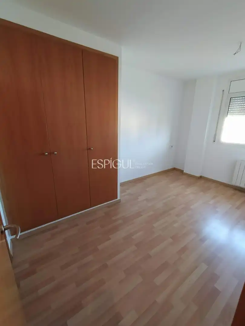 Schlafzimmer von Maisonette zum Verkauf in Girona mit Klimaanlage, Heizung und Parkett