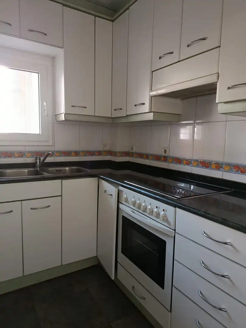 Cocina de Piso en venta en Barcelona con Calefacción y Balcón