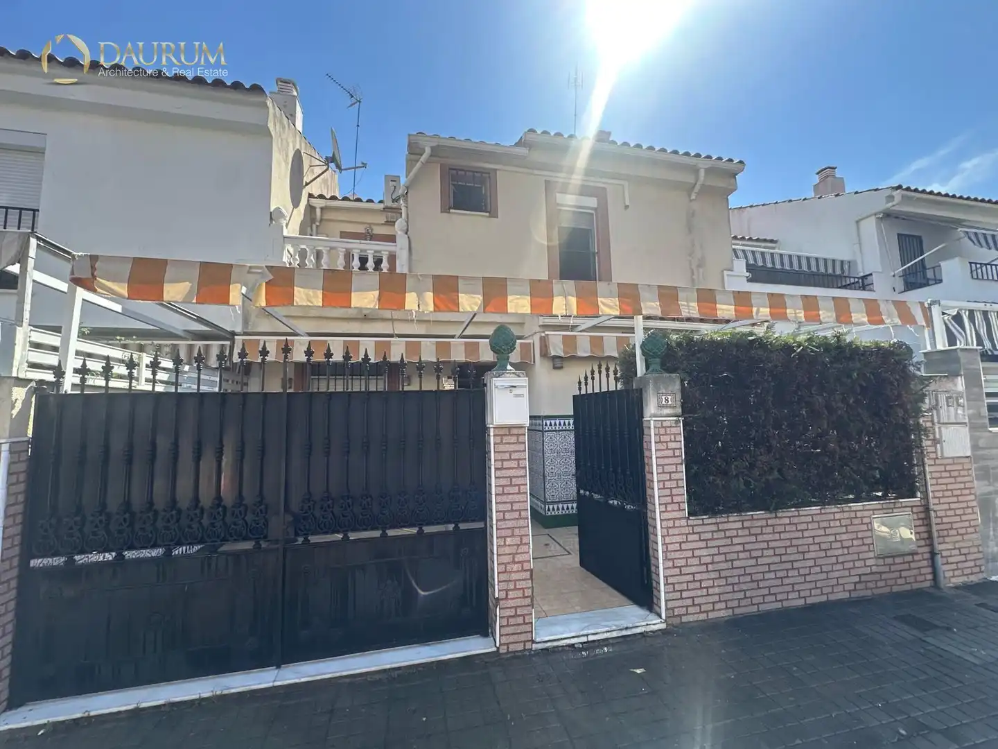 Vista exterior de Casa adosada en venda en Sevilla amb Aire condicionat, Calefacció i Terrassa