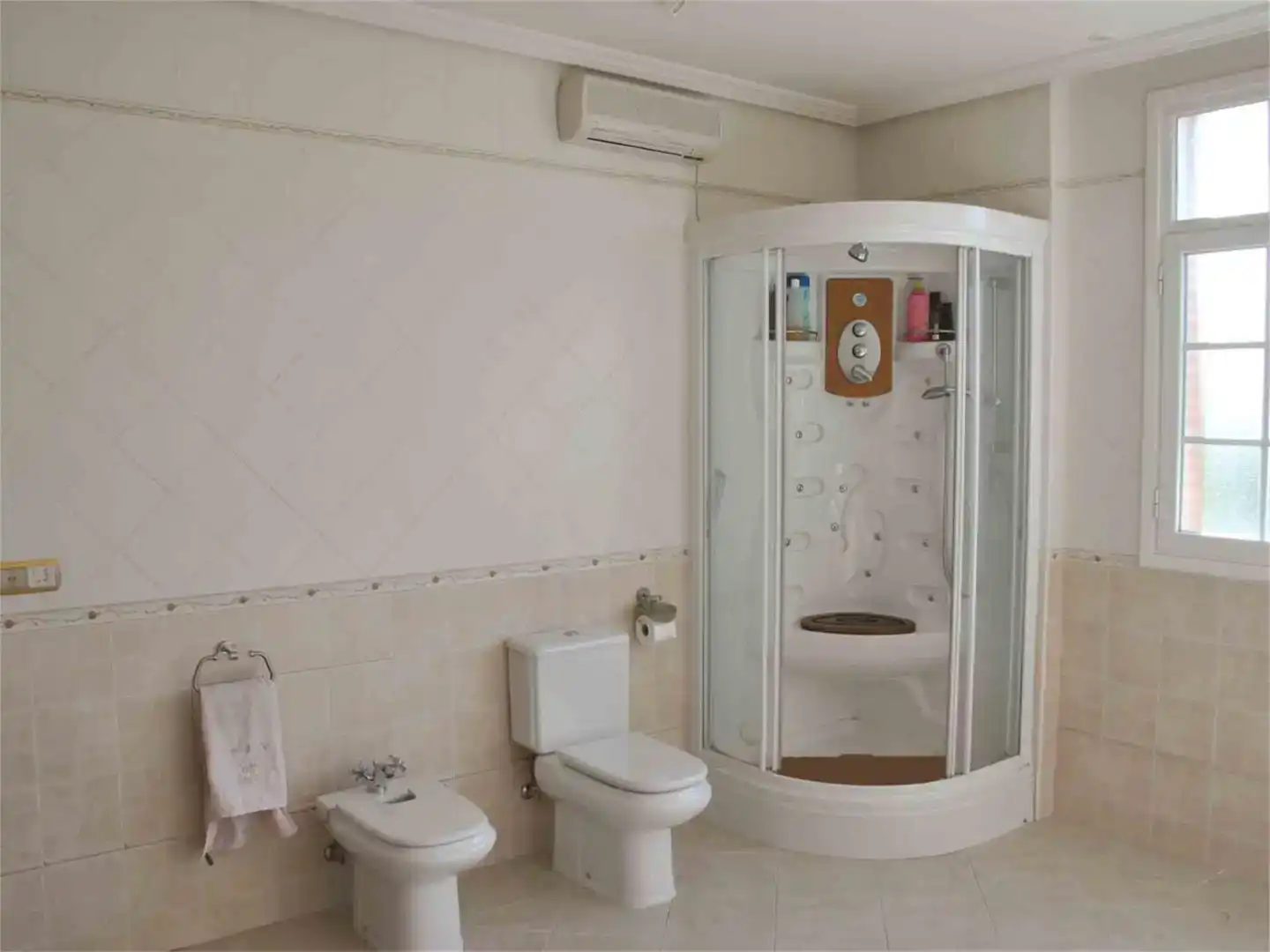 Baño de Casa o chalet en venta en Belmonte de Tajo con Aire acondicionado, Parquet y Piscina