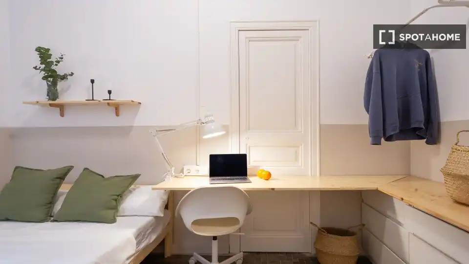 Bedroom of Flat for share in Barcelona  with Air Conditioner, Heating and Furnished