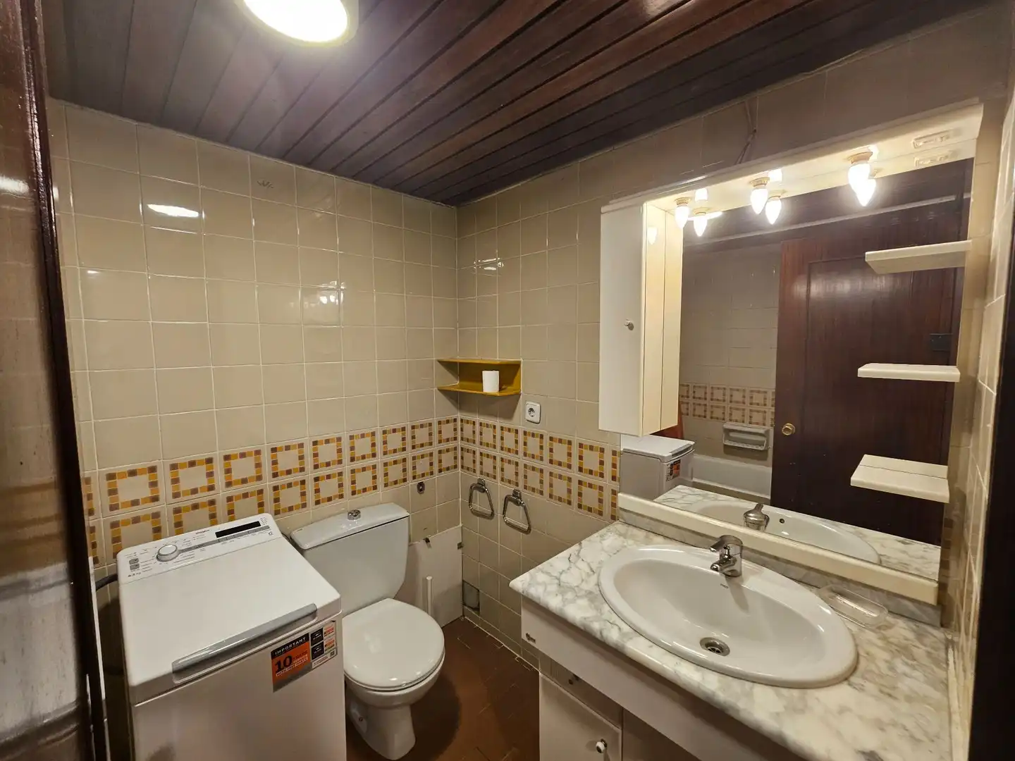 Bany de Apartament de lloguer en Madrid amb Aire condicionat, Calefacció i Terrassa
