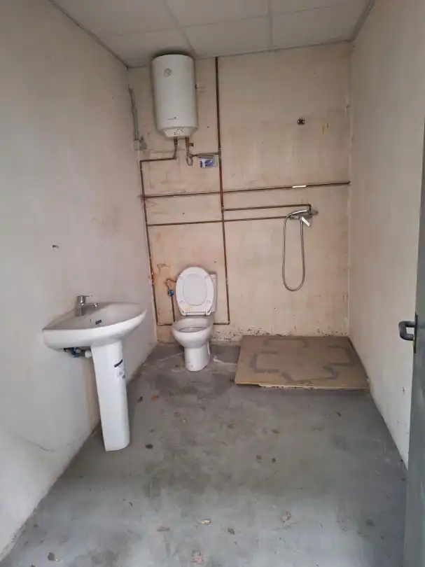 Badezimmer von Fabrikhallen zum Verkauf in Iurreta
