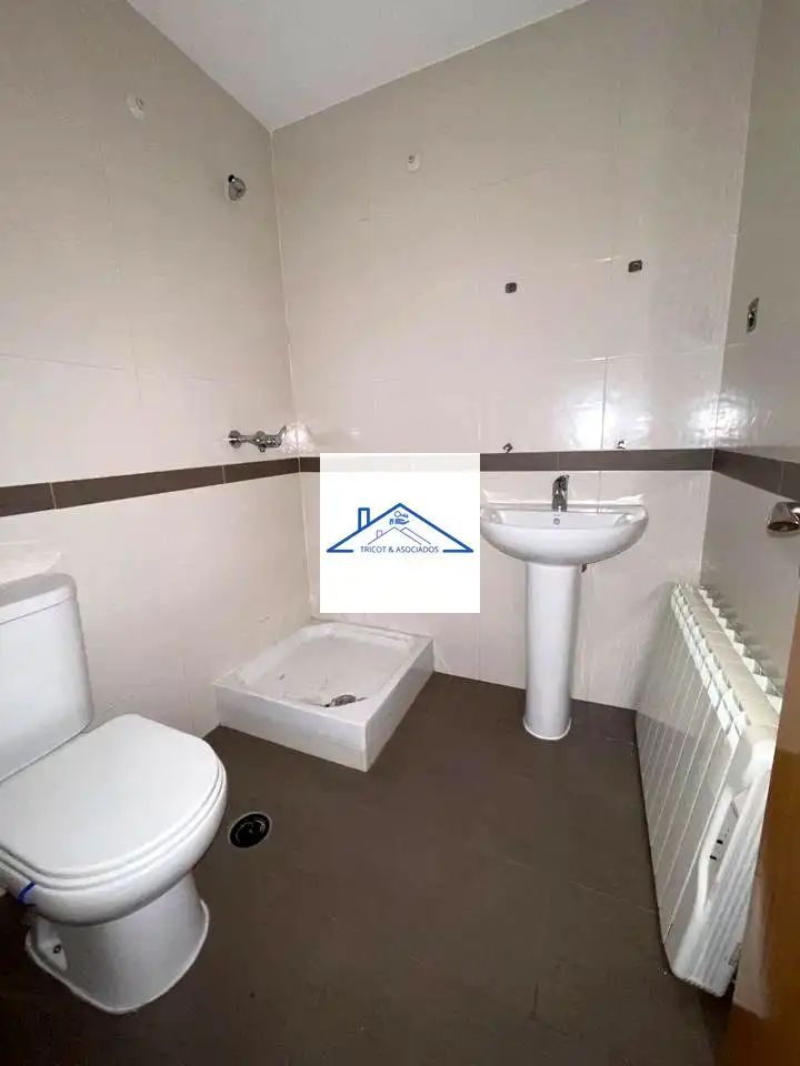 Badezimmer von Erdgeschoss zum Verkauf in Casarrubios del Monte mit Terrasse