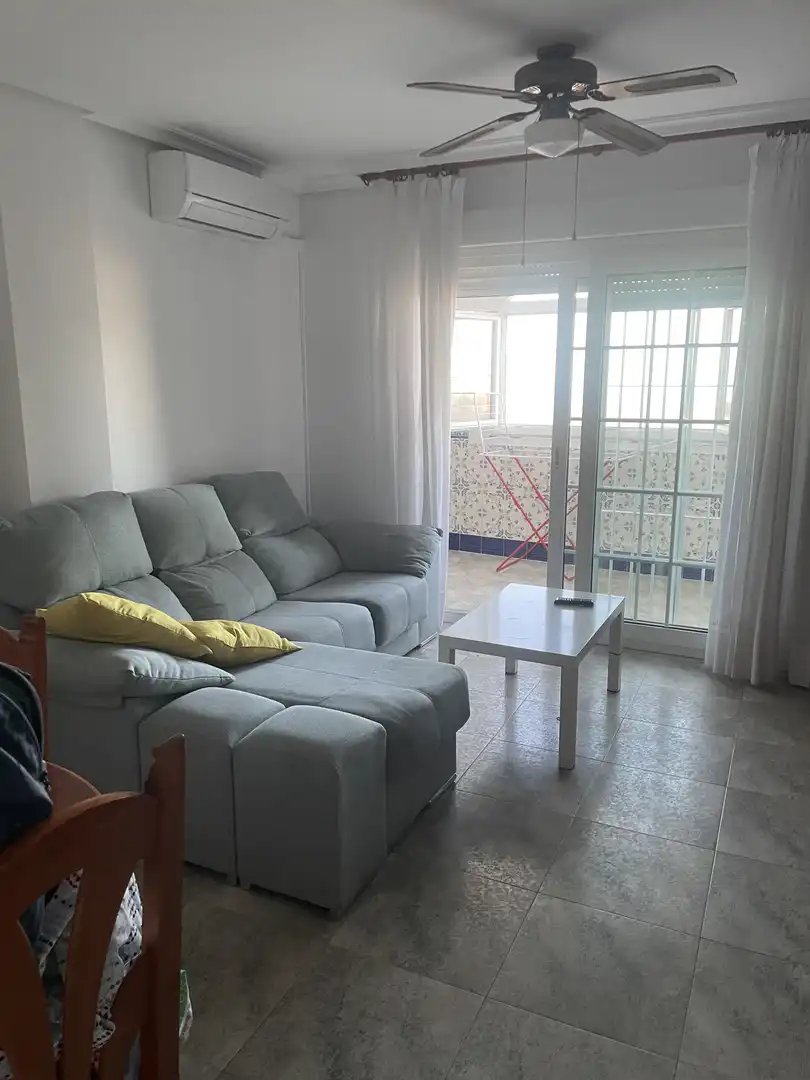 Sala d'estar de Pis per a compartir en Almería amb Aire condicionat, Terrassa i Piscina