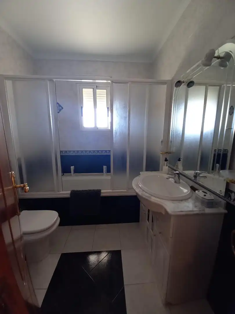 Bany de Casa o xalet en venda en Córdoba amb Jardí privat, Terrassa i Moblat