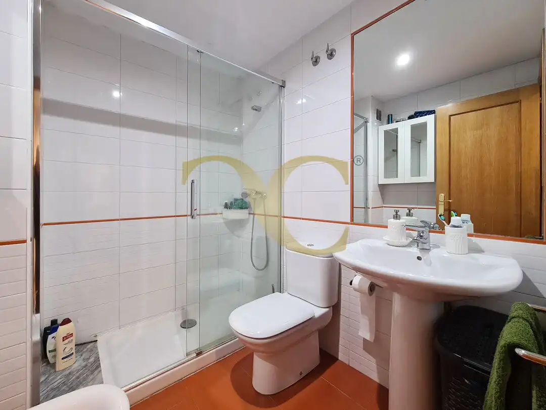 Badezimmer von Wohnungen zum Verkauf in Gijón  mit Heizung und Abstellraum