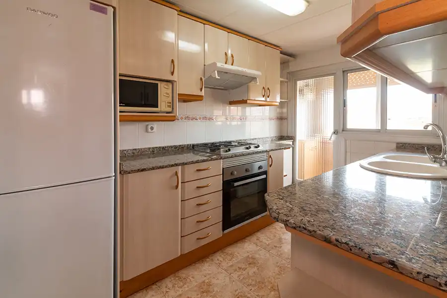 Cocina de Piso en venta en L'Hospitalet de Llobregat con Aire acondicionado, Terraza y Balcón