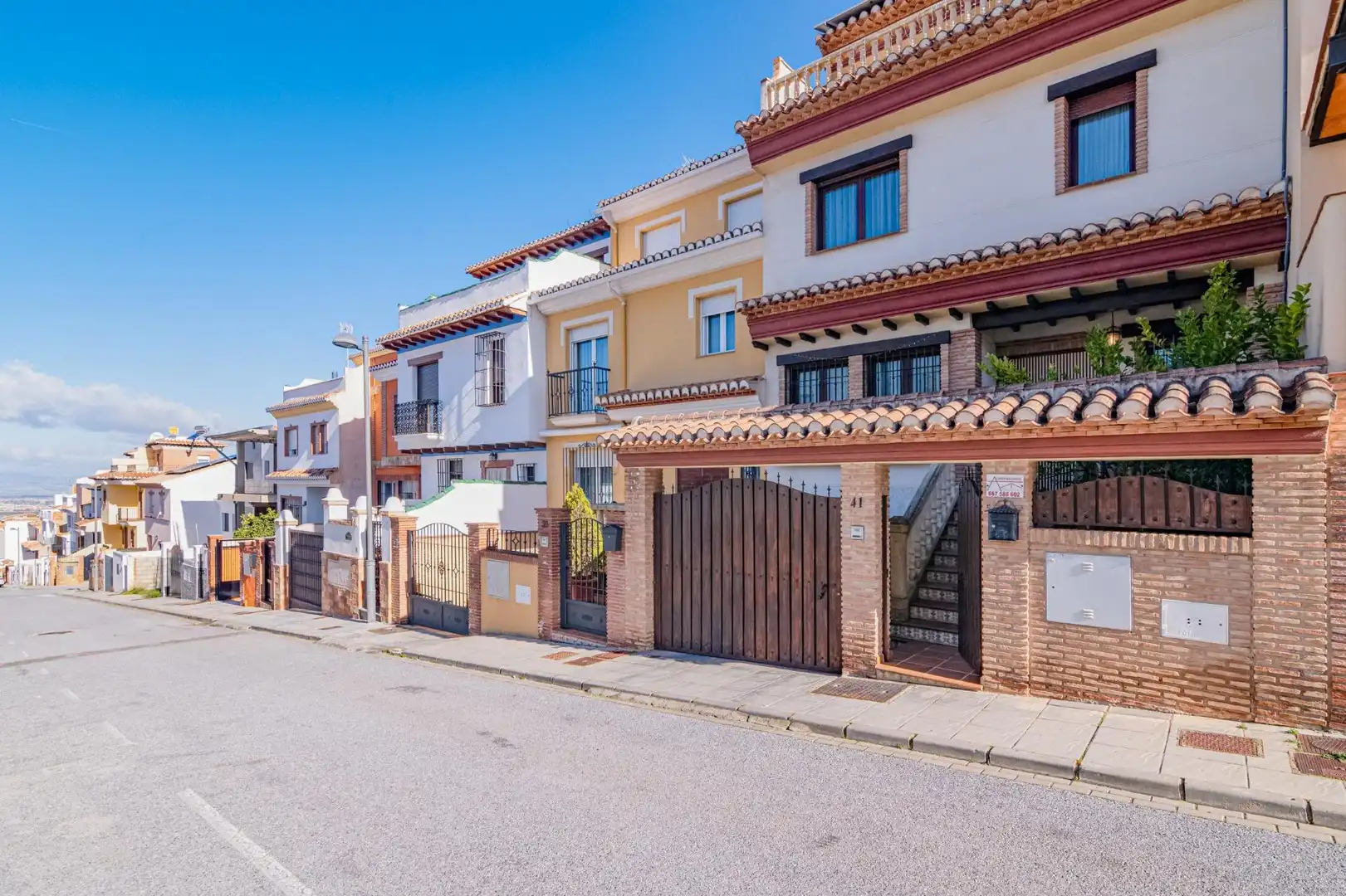 Vista exterior de Casa adosada en venda en La Zubia amb Aire condicionat, Calefacció i Terrassa