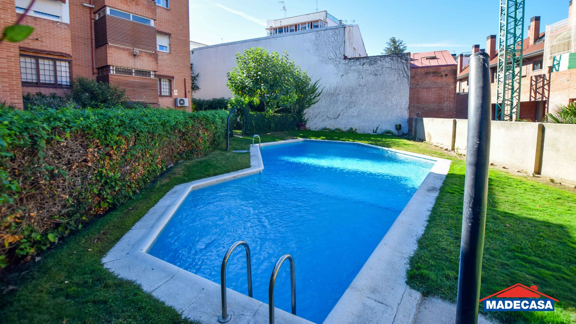 Piscina de Pis en venda en Pozuelo de Alarcón amb Parquet, Terrassa i Moblat
