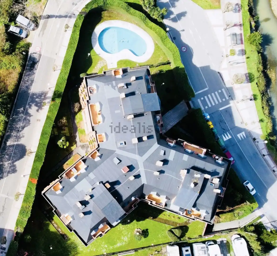 Vista exterior de Piso en venta en Castro-Urdiales con Calefacción, Jardín privado y Parquet