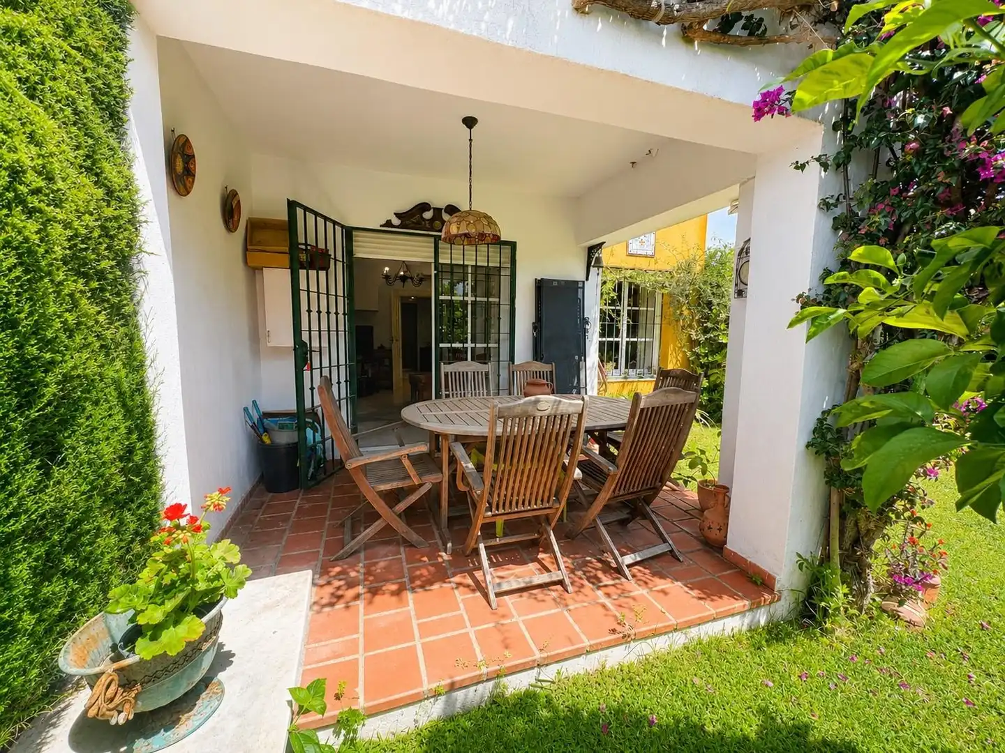 Terrasse von Einfamilien-Reihenhaus zum Verkauf in Estepona mit Heizung, Privatgarten und Terrasse