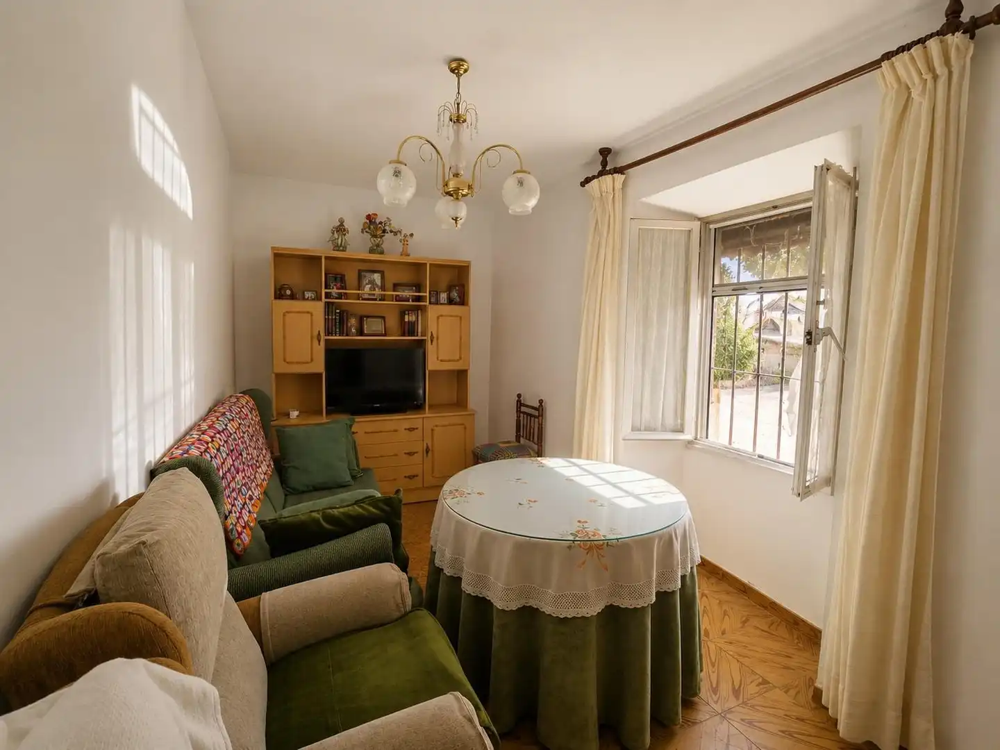 Sala de estar de Casa o chalet en venta en Casas de Millán con Calefacción, Terraza y Trastero
