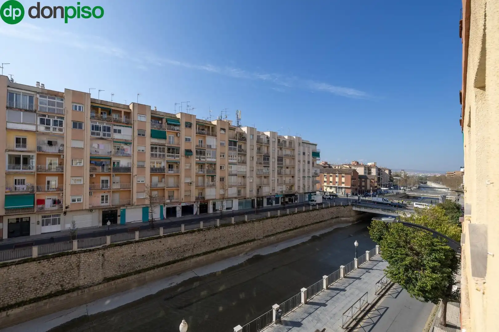 Vista exterior de Piso en venta en Granada