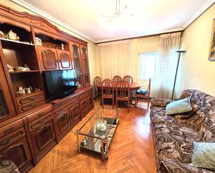 Sala d'estar de Pis en venda en Burgos Capital amb Calefacció, Parquet i Terrassa
