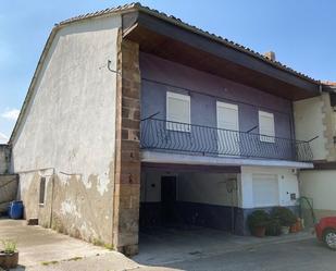 Vista exterior de Casa o xalet en venda en Torrelavega  amb Jardí privat i Traster